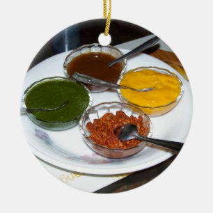 Verschiedene indische Gewürze in den Schüsseln Keramikornament