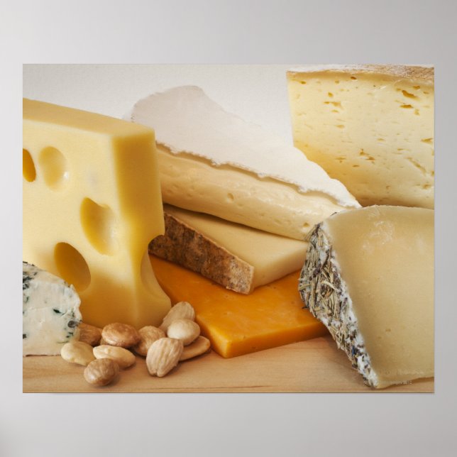 Verschiedene Käse auf der Tafel Poster (Vorne)