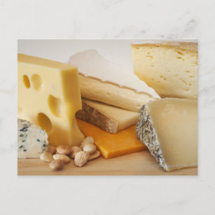 Verschiedene Käse auf der Tafel Postkarte