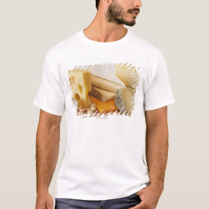 Verschiedene Käse auf hackendem Brett T-Shirt