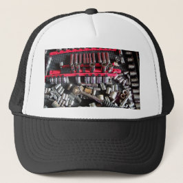 Verschiedene Steckdosen in einer Werkzeugschublade Truckerkappe