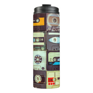 Verschiedene Vintage Audiokassetten Thermosbecher