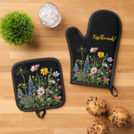 Verschiedenes Feld von Wildblumen auf schwarz Ofenhandschuh & Topflappen-Set
