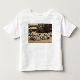 Verschleierte Tänzer in Mandalay, Birma Kleinkind T-shirt