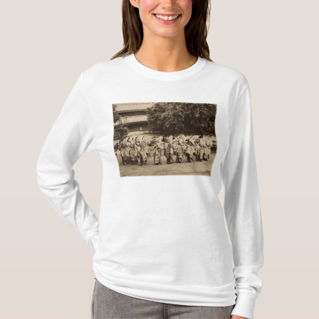 Verschleierte Tänzer in Mandalay, Birma T-Shirt (Vorderseite)