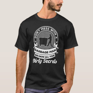 Verschmutzen mit einem Müllmann, der Müll von eine T-Shirt