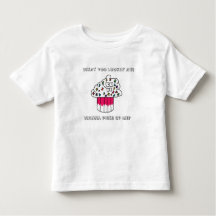 Verschrobe Kuchen-Mädchen kräuselten T-Shirt im