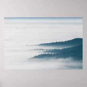 Verschwindende Hügel im Nebel Poster