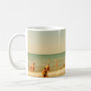 Verschwommenes Strandfoto mit Bokeh. Menschen ents Kaffeetasse