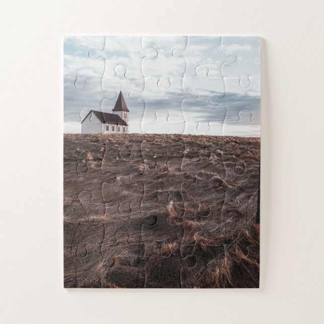 Verschwundene Kirche auf einem Feld mit Zaun Puzzle (Vertikal)
