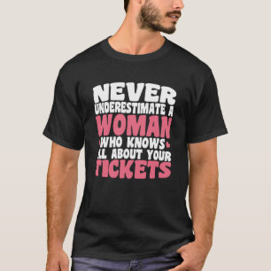 Versicherungswoman weiß alles über Ticketversicher T-Shirt