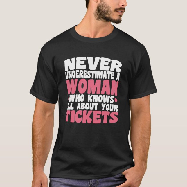 Versicherungswoman weiß alles über Ticketversicher T-Shirt (Vorderseite)