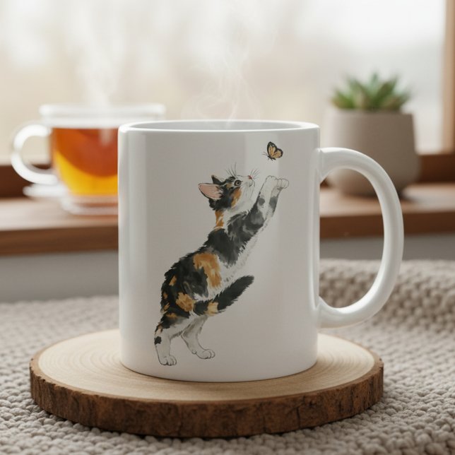 Verspielte Dreifarbenkatze und Schmetterling Wasse Kaffeetasse (Von Creator hochgeladen)
