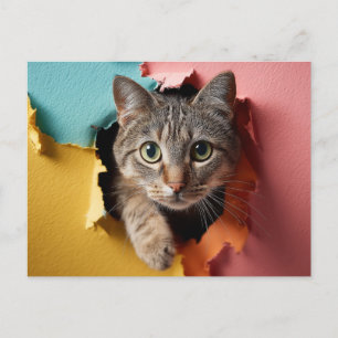Verspielte getigerte Katze, die durch zerissenes P Feiertagspostkarte