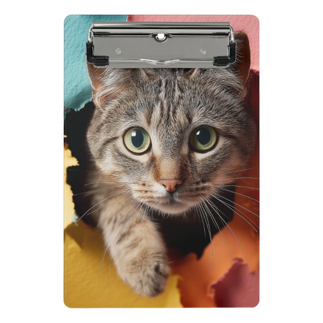 Verspielte getigerte Katze, die durch zerissenes P Mini Klemmbrett (Vorderseite)