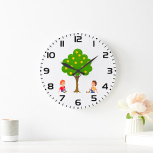 Verspielte Kinder unter einem Apfelbaum sitzend Große Wanduhr