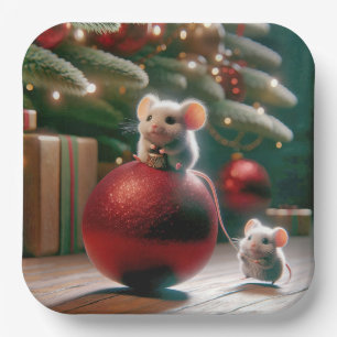 Verspielte Maus auf rotem Weihnachtsschmuck Pappteller