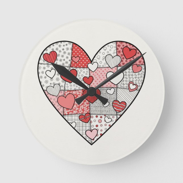 Verspielte rote und rosa Patchwork-Herz-Collage-Ku Runde Wanduhr (Vorderseite)