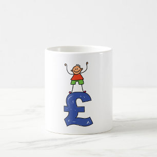 Verspielte Stockfigur steht auf Pfund Kaffeetasse