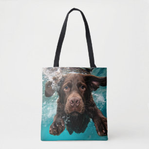 Verspielter Chocolate-Labrador schwimmt unter Wass
