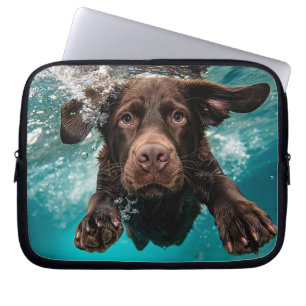 Verspielter Chocolate-Labrador schwimmt unter Wass Laptopschutzhülle