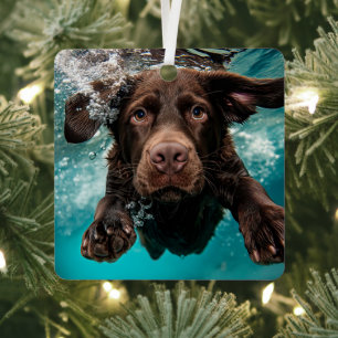 Verspielter Chocolate-Labrador schwimmt unter Wass Ornament Aus Metall