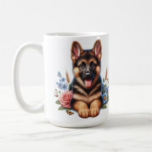Verspielter deutscher Schäferhund-Welpe mit Blumen Kaffeetasse