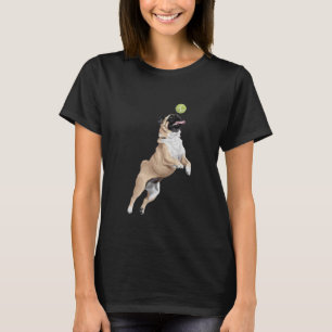 Verspielter Mops beim Holen und Jagen eines Tennis T-Shirt