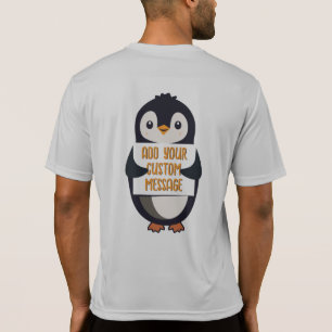 Verspielter Pinguin mit einem Schild für Ihre Nach T-Shirt