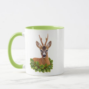 Verspielter Rehbock im grünen Wald Tasse
