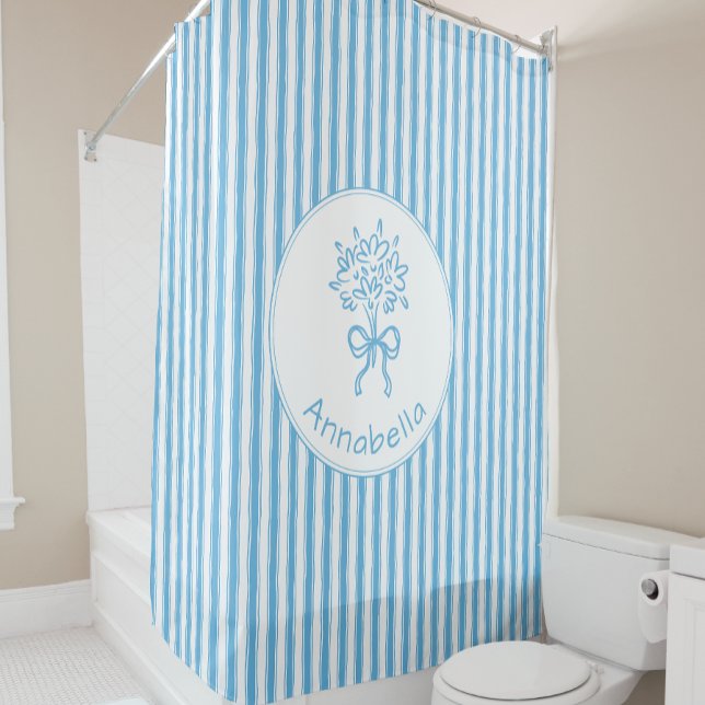 Verspieltes blau-weiß gestreiftes Monogramm im Pre Duschvorhang (Von Creator hochgeladen)