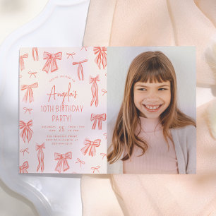 Verspieltes Mädchen mit rosa Schleife Foto Geburts Einladung
