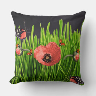 Verspieltes rotes Mohn-Wiesen-Wildlife-Muster Kissen