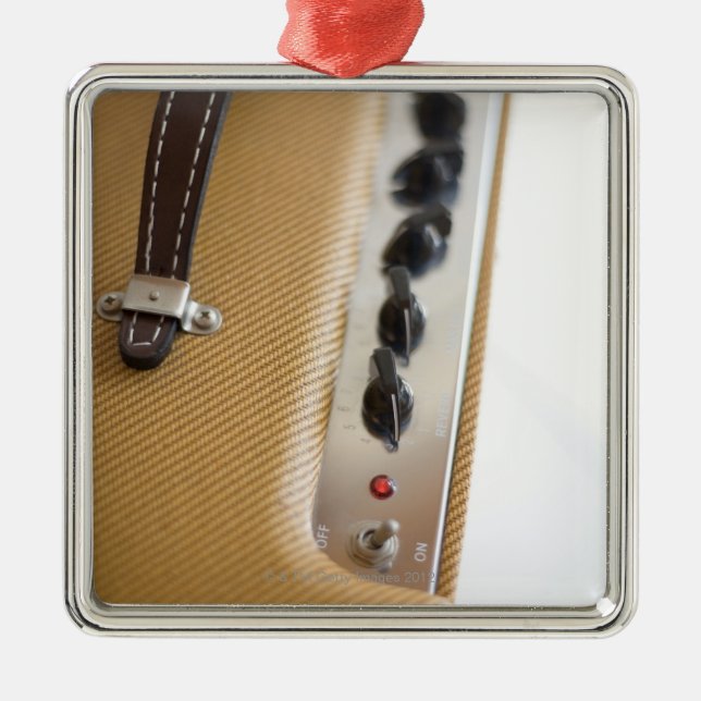 Verstärker 2 ornament aus metall (Vorne)