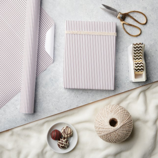 Verstaubtes Mauve Dünn Gestreift Geschenkpapier (Kunsthandwerk)
