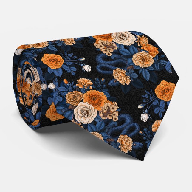 Versteckt in den Rose, orange und blau Krawatte (Gerollt)