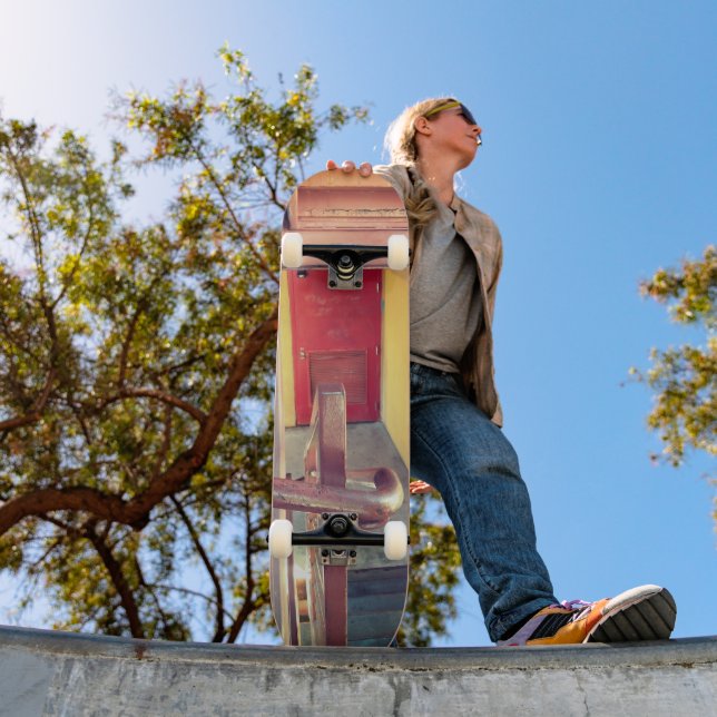Versteckte rote Tür-Stadtlandschaft  Skateboard (Außenbereich 1)