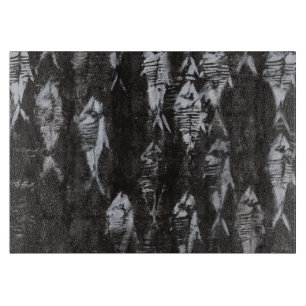 Versteinerte weiße Fische auf schwarzem Schneidebrett