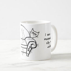 Versuchen, die Nägel der Katze zu befestigen - Tasse
