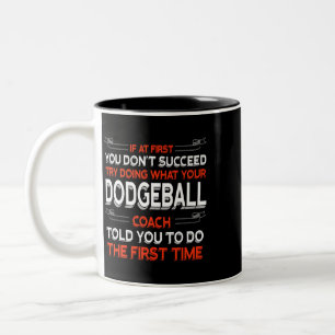 Versuchen Sie, das zu tun, was Ihr Dodgeball-Coach Zweifarbige Tasse