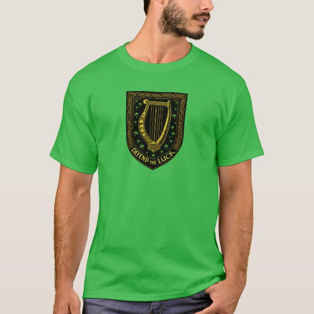 Verteidigen Sie das Luck Irish Harp Shield Design T-Shirt (Vorderseite)