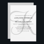 Vertikal Moderne klassische Monogramm bei grauer H Einladung<br><div class="desc">Diese stilvollen Einladungen zur Hochzeit zeigen Ihr Monogramm in einem großen,  modernen Text in Weich-Grau auf weißem Hintergrund. Ein schlichter,  eleganter Look für Ihre moderne Hochzeit.</div>