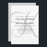 Vertikal Moderne klassische Monogramm bei grauer H Einladung<br><div class="desc">Diese stilvollen Einladungen zur Hochzeit zeigen Ihr Monogramm in einem großen,  modernen Text in Weich-Grau auf weißem Hintergrund. Ein schlichter,  eleganter Look für Ihre moderne Hochzeit.</div>
