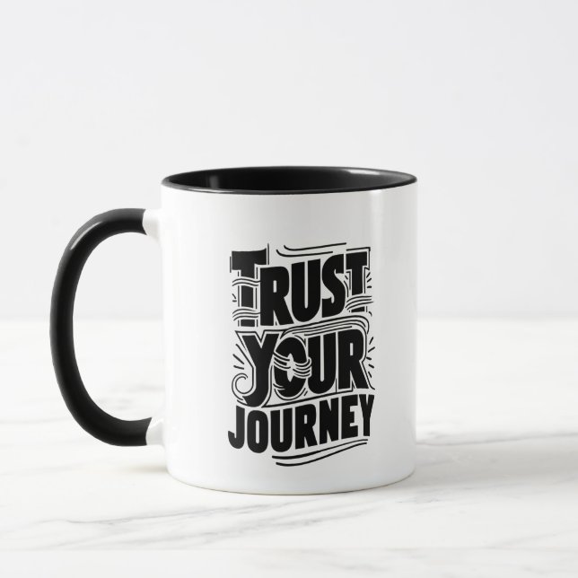 Vertikale Typografie-Kunst 'Vertraue deiner Reise' Tasse (Links)