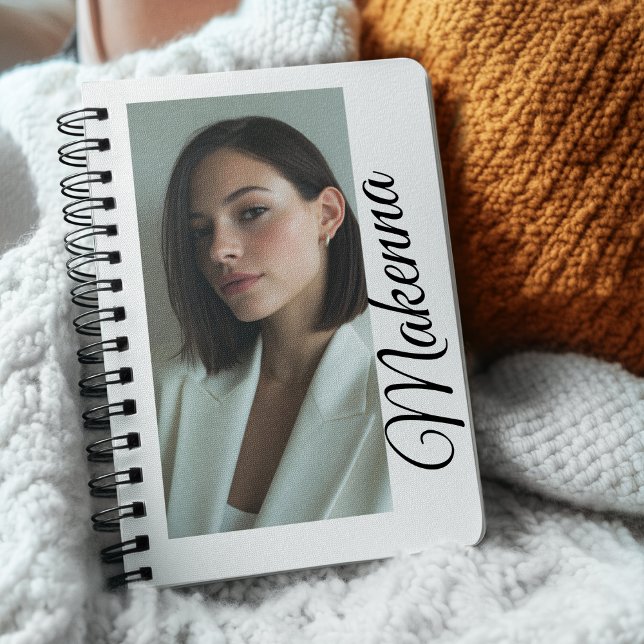 Vertikaler Moment mit Name Notizbuch (Chic notebook with vertical photo layout and script name accent for a sleek, modern look.)
