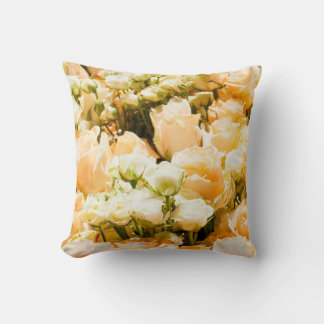 Vertikales Muster weißer Rosen. Jubiläum, hinten Kissen