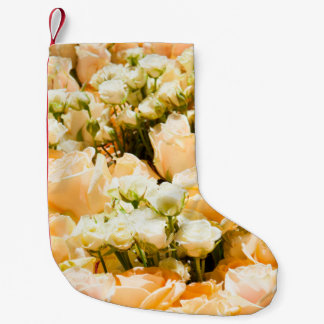 Vertikales Muster weißer Rosen. Jubiläum, hinten Kleiner Weihnachtsstrumpf