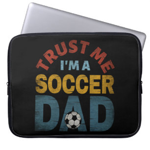 VERTRAU MIR, ICH BIN EIN FUSSBALLVATER LAPTOPSCHUTZHÜLLE