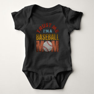VERTRAU MIR, ICH BIN EINE BASEBALL-MUTTER BABY STRAMPLER