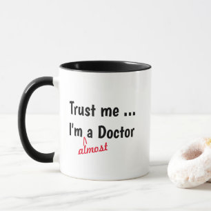 Vertrau mir, ich bin fast Doktor Tasse - Medizinis
